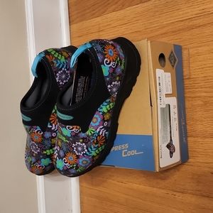 NWT Muck boots low shows size 10
